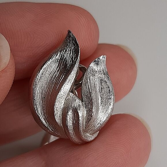 CROWN TRIFARI Vtg Clip-On Earrings Silver-Tone Swirl asymmetrical - Picture 9 of 9